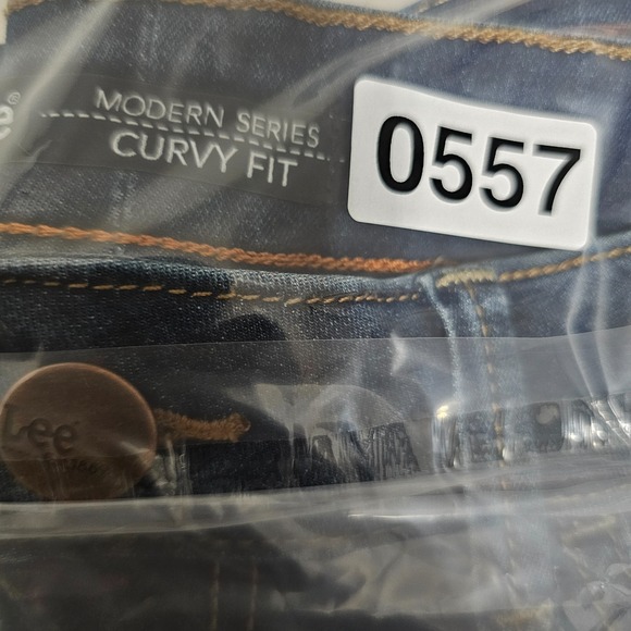 Lee Women's Jeans 10 Medium Blue Bermuda Curvy Fit Mordern Fit 0557 - Picture 13 of 13